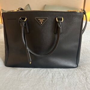 Black Prada Medium Galleria Saffiano Bag
